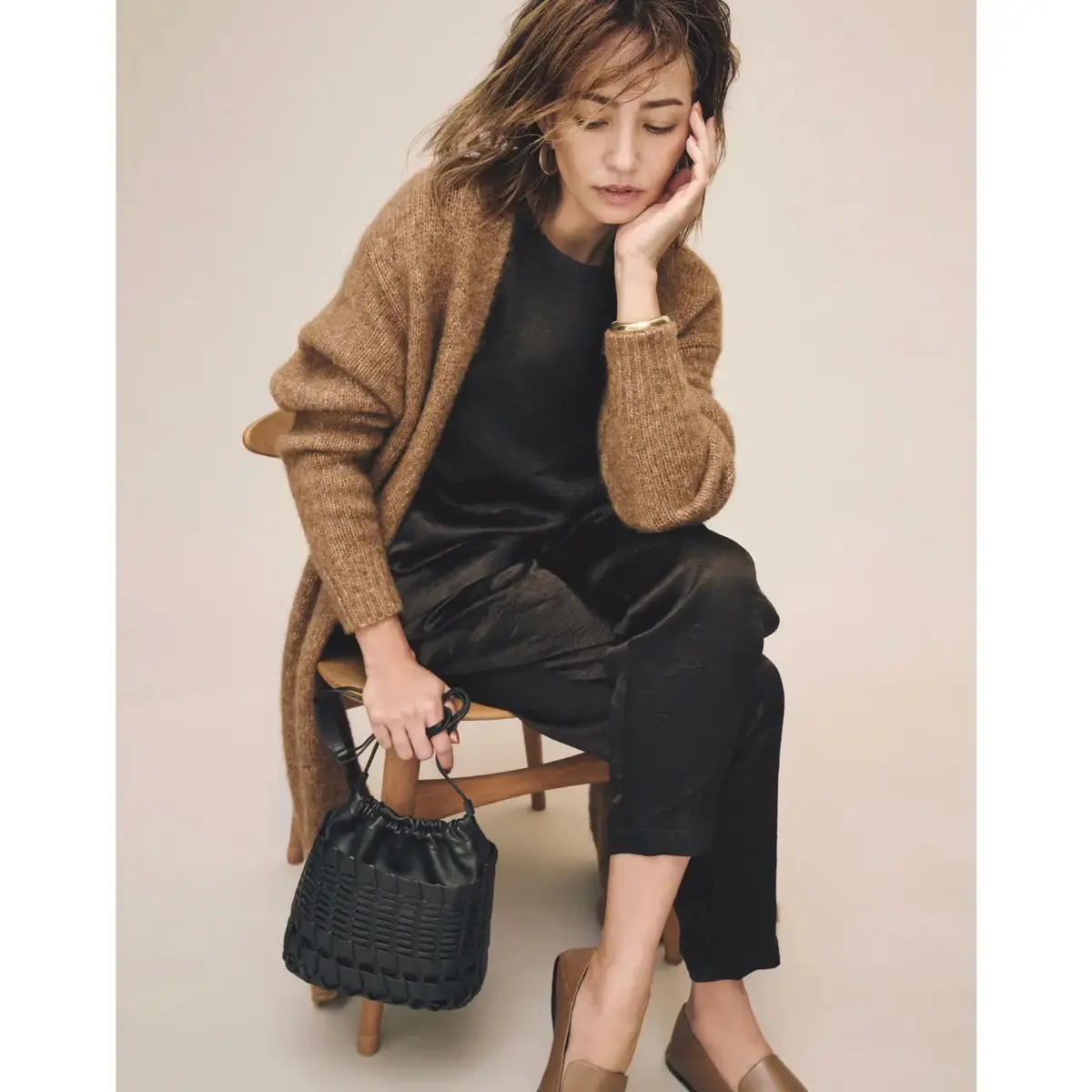 秋に活躍するニットカーデには光沢素材を添えてすっきり着こなすのがおしゃれ。最低気温11℃