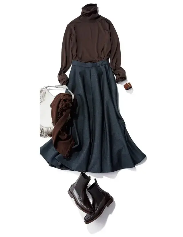 ダークトーン同士の組み合わせでフェミニン服をビターなイメージに