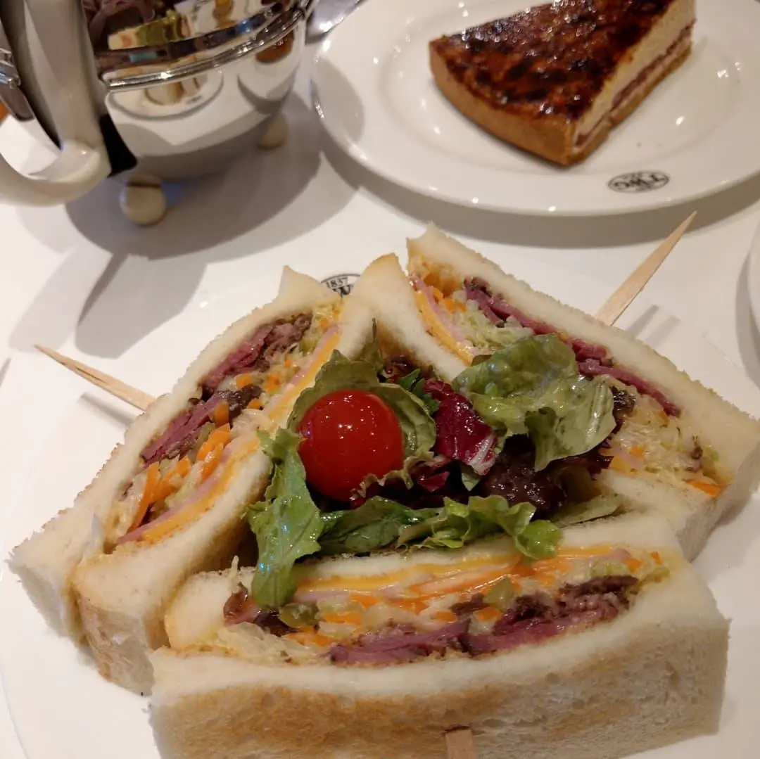 ローストビーフのサンドウィッチとシンガポールサプライズ