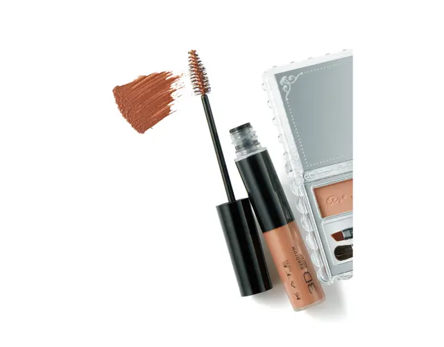 色を深めるピンクマスカラ