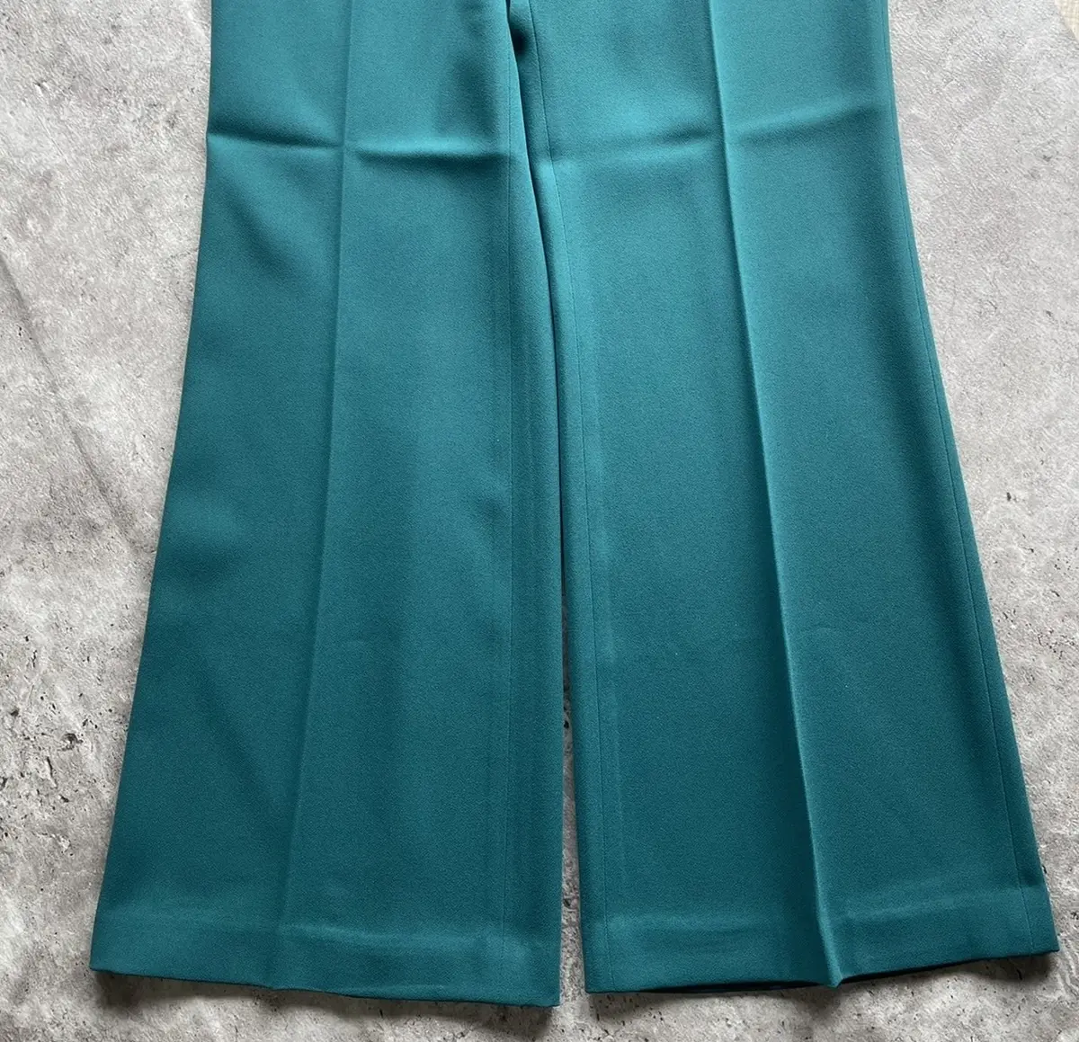 ユニクロのドレープフレアパンツのアップ画像