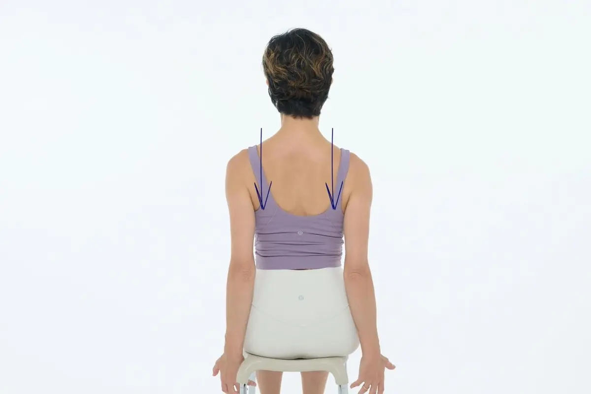 OurAge×Webエクラ 40代50代　顔ピラティス 肩甲骨の内側を寄せしっかり下ろす