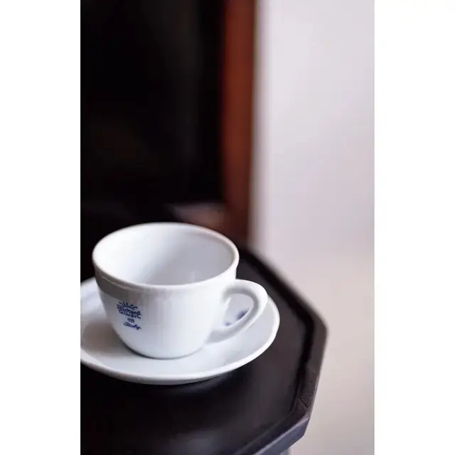 20年ほど前に手に入れたジノリのデミタスカップ￥3,000。白に合わせる次なる色としてブルーが選ばれている