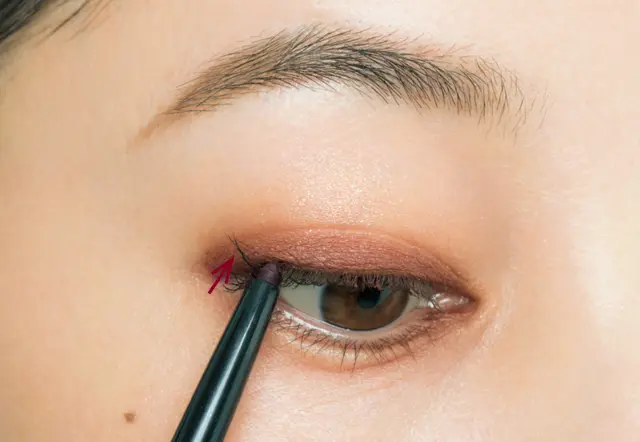 ソフトに引き締めるアイライナーメイク1