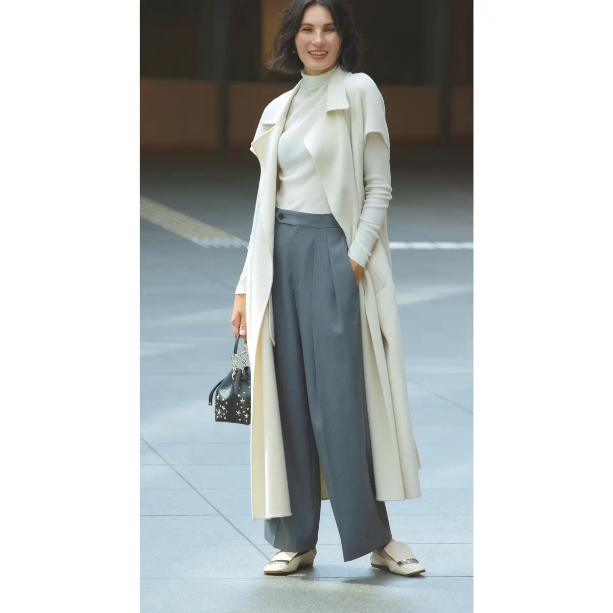 オフ白ロングジレにグレーワイドパンツを合わせたコーデ　モデル・田沢美亜