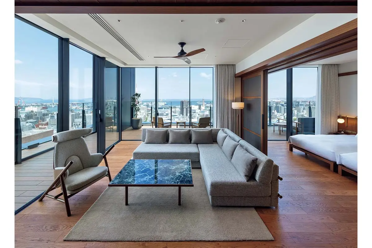 最も広いテンジンコーナーテラススイート。 62㎡の室内とひと続きのように広がる43㎡の テラスからは、海と市街のパノラマをひとり じめに