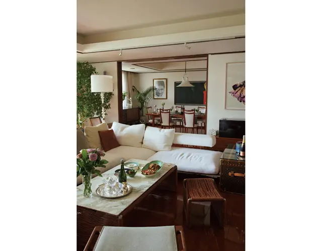 手前がリビング、奥がダイニング。包み込まれるような座り心地のソファと、大理石天板とレザーを組み合わせたコーヒーテーブルはフレックス フォルム社製。素材のすばらしさがひと目でわかる、落ち着いたたたずまいのイタリア家具がヴィンテージマンションにしっくりなじんでいる。