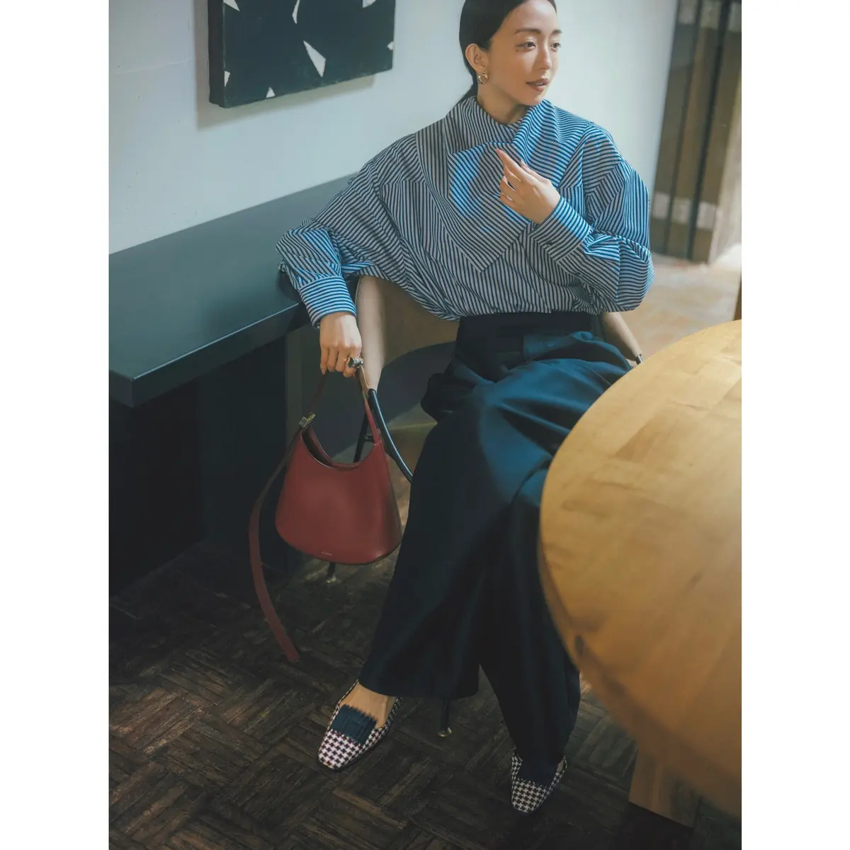 白×ネイビーストライプのブラウスに黒パンツを合わせたコーディネート　モデル・松島花