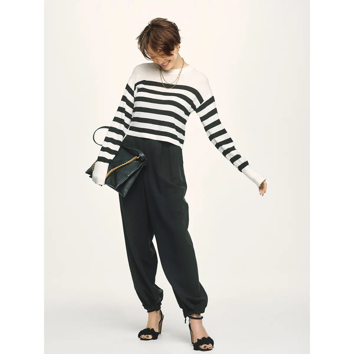 ボーダーニットと黒パンツのモノトーンコーデ　モデル・LIZA