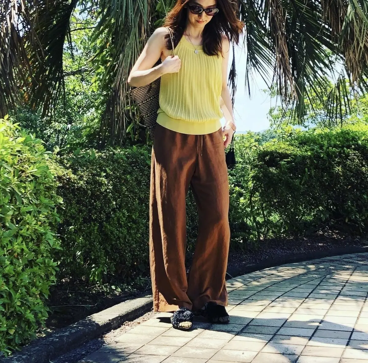 リネンの渋色パンツで、コーデあれこれ。の画像_4