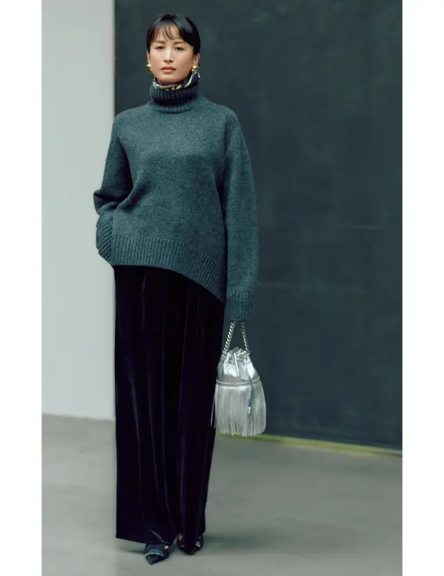 首もとにスカーフを巻いてツヤ感を足す