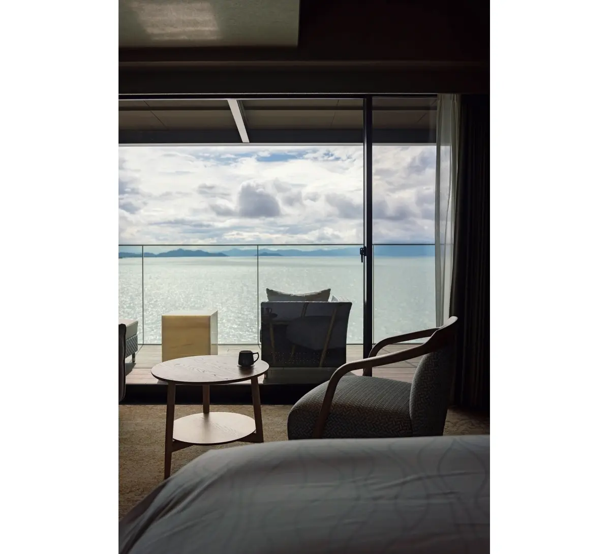 琵琶湖　大人のひとり旅　滋賀・彦根「蒼の湖邸 BIWAFRONT HIKONE」　ひとり泊が可能な モデレートツインはテラスつきで50㎡。愛犬と泊まれるおひ とり様用ヴィラもある