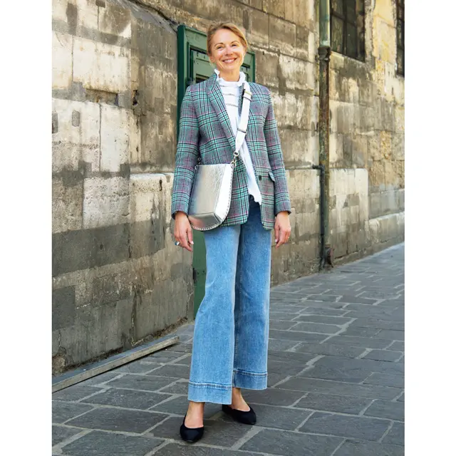 ボリュームを生かしたシンプルな一点づけで、ブルーカラーのスタイリングを盛り上げる