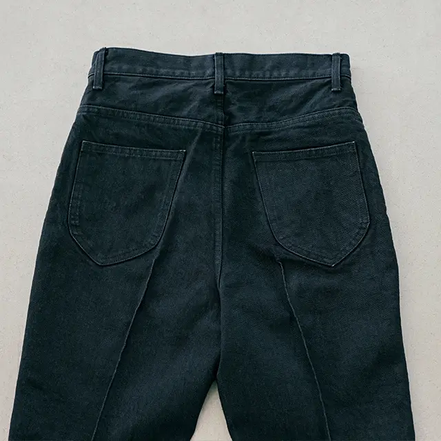 低位置のヒップポケットでおしりの形をカバー