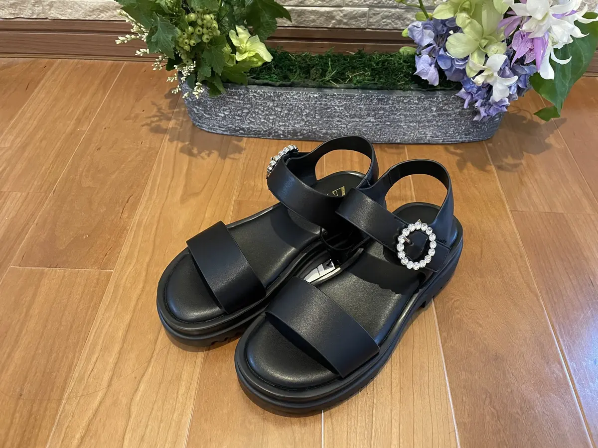 黒　ビジュー付きサンダル