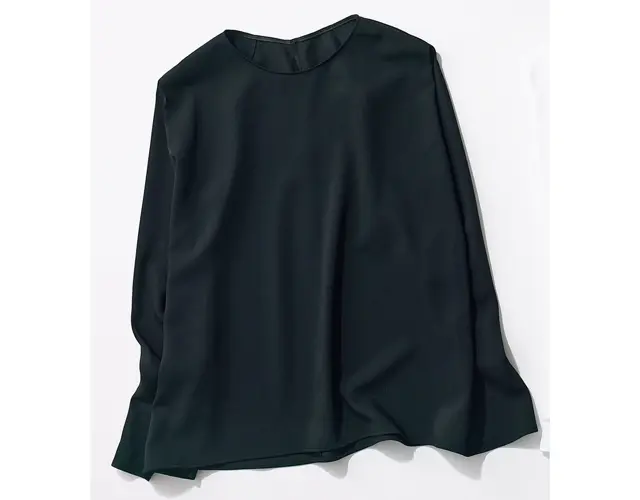 広くとった後ろ身頃が肩から“二の腕に被って半減見せ”