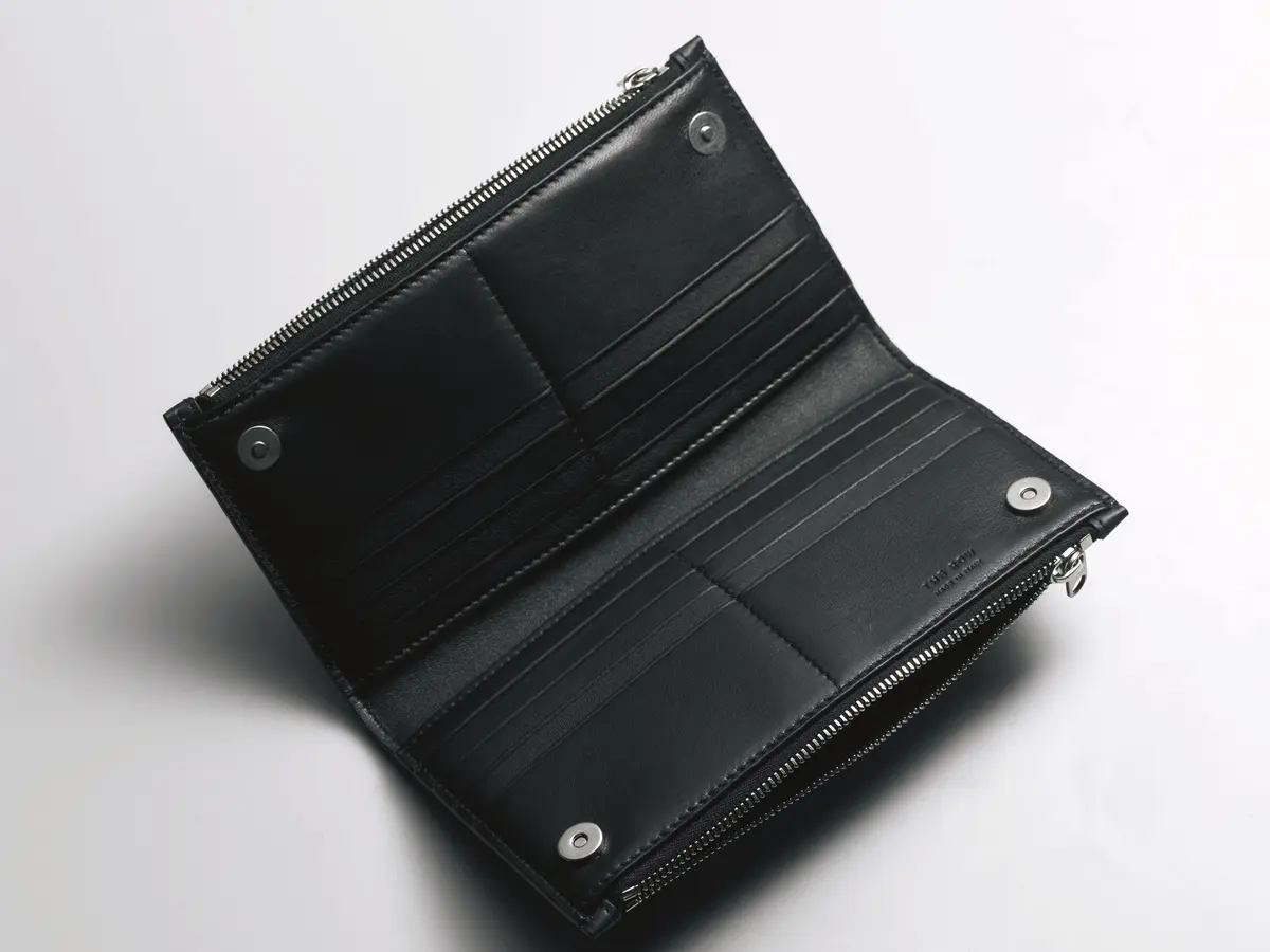 札入れ2、カー  ド挿し16、ジッパーつきポケット2。ロングウォレット  （10×19×2.5）￥202,400／ザ・ロウ・ジャパン（ザ・ロウ）