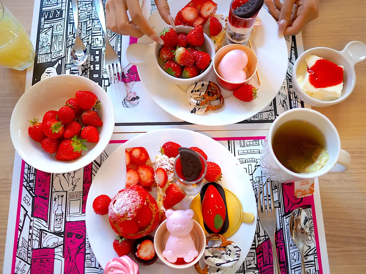  ヒルトン名古屋　ストロベリースイーツビュッフェの見た目も華やかなメニュ