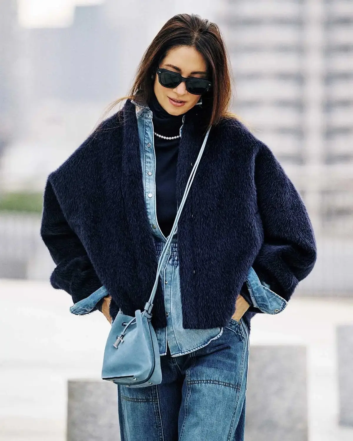 デニムとあわせて色味の変化を楽しむ！カーディガン感覚で着られる「ノーカラージャケット」