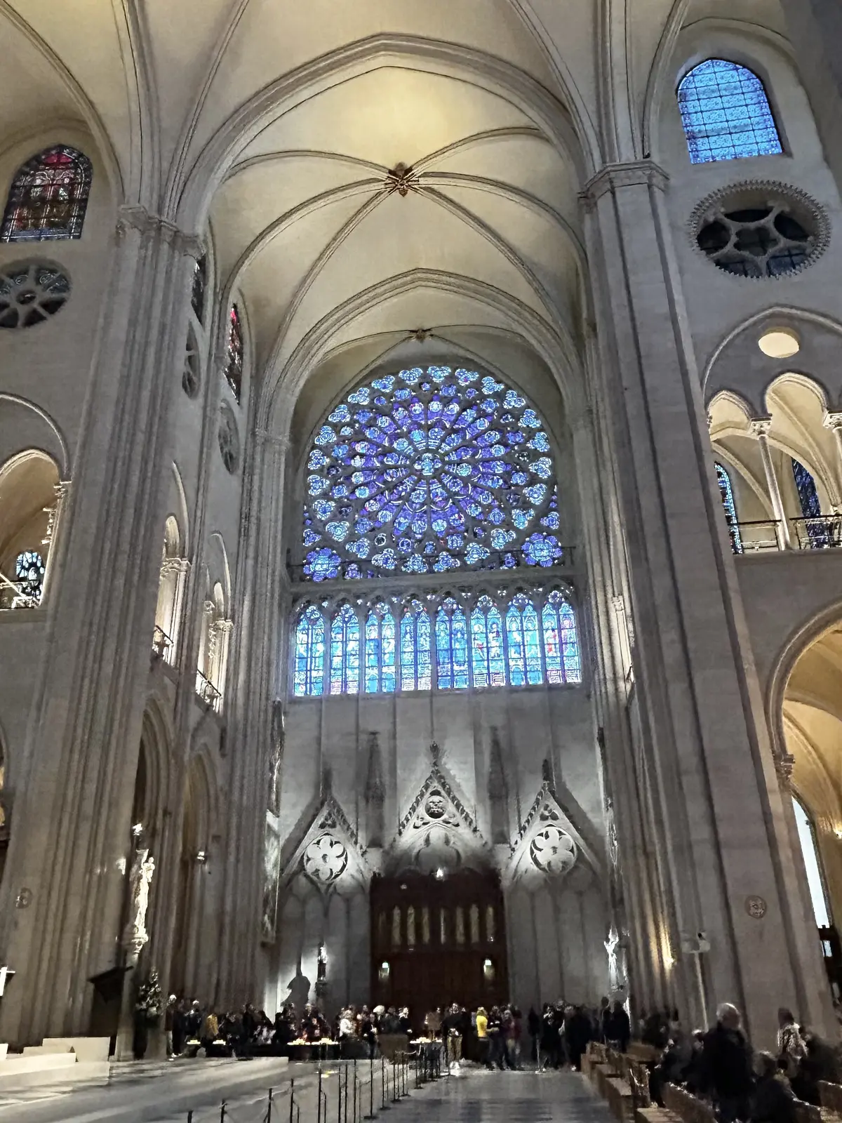 パリ　ノートルダム大聖堂　再開　ステンドグラス