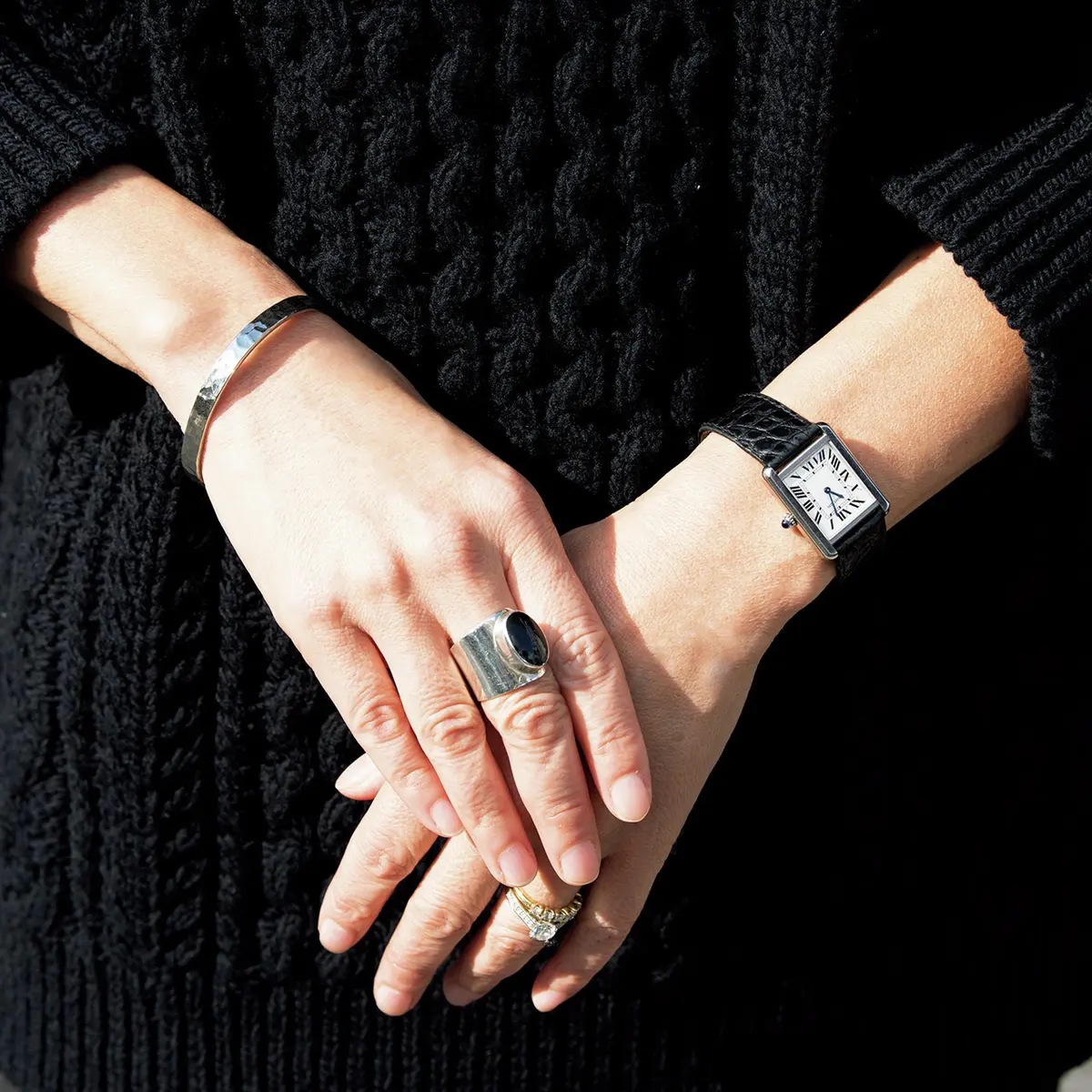 黒アイテムがしっくりくる手元スタイル