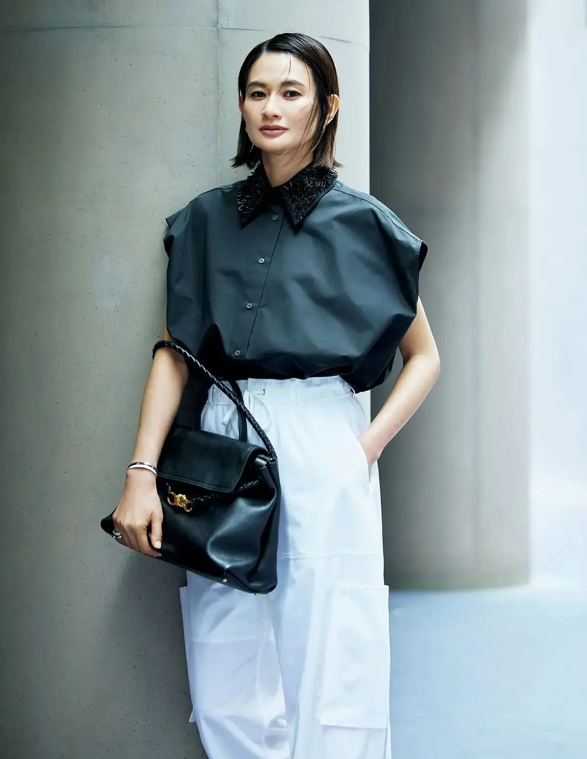 秋は「カーゴパンツ」がかっこいい！品よくこなれる、50代のきれいめスタイル