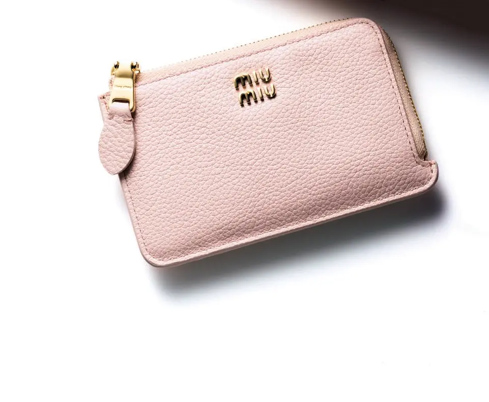 メゾンを象徴する「カナージュ」模様を施したラムスキンの ボディに、＂D.I.O.R.＂チャームがリズミカルなアクセントをプラス。手のひらサイズ以上 の収納力も自慢。日本限定モデル。札入れ1、小銭入れ1、カード挿し6、ポケット4。二 つ折りウォレット（9×12×2）￥125,000／クリスチャン ディオール（ディオール）