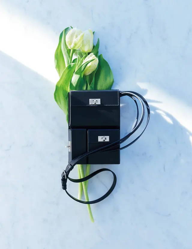 ウィットに富んだハイブリッドデザインに辛口の黒が調和して