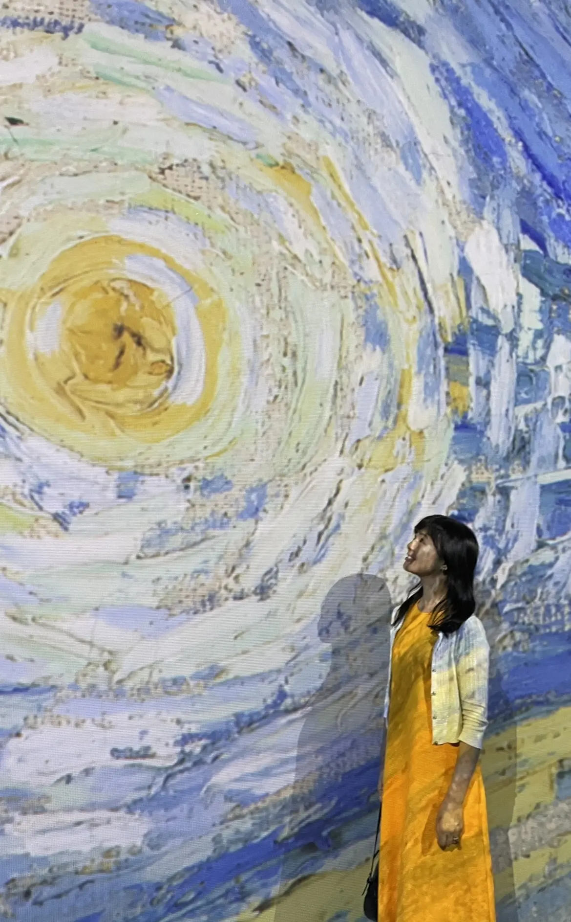 Immersive Museum TOKYO 2023、イマーシブミュージアムTOKYO 2023、オレンジ、ワンピース、ワンピースコーデ、ハロウィン、秋、ハロウィンコーデ、秋服、秋服コーデ、カーディガン、ゴールド、ベージュ、シャンパンゴールド、ボレロ、ベージュカーディガンボブ、ボブヘア、ゴッホ、月星夜、月、絵画、名画、フィンセント・ファン・ゴッホ、フィンセント・ヴィレム・ファン・ゴッホ、ポスト印象派、印象派