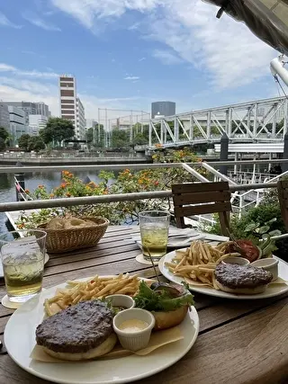 ボリュームたっぷりアメリカンなバーガーランチ！