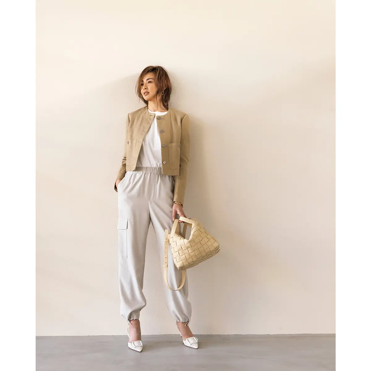 ベージュのノーカラージャケットとワークパンツのコーデ　モデル・SHIHO