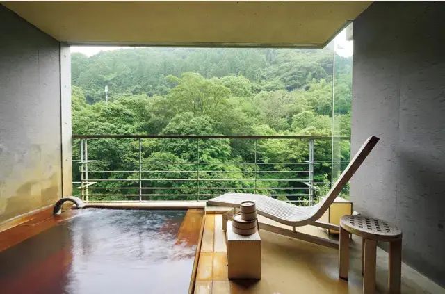 本館川側の洋室「さらら」。お風呂からも絶景の眺め