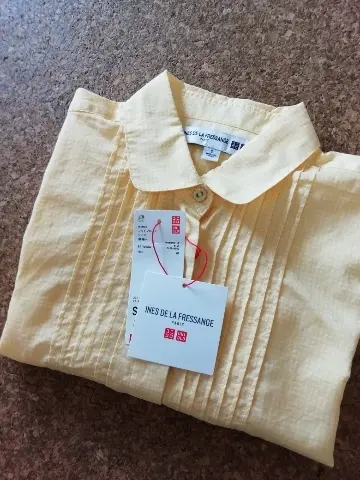 UNIQLOとINES DE LA FRESSANGEのコラボ商品、コットンローンシャツ。黄色です。