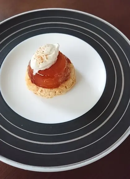 黒の洋皿にタルトタタンを作ってのせました。