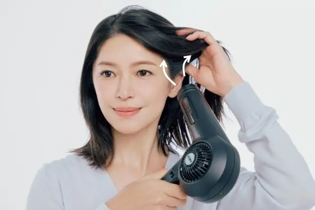 分け目が即目立たなくなる乾かし方　耳から上は上向きに、下は下向きに風を当てる