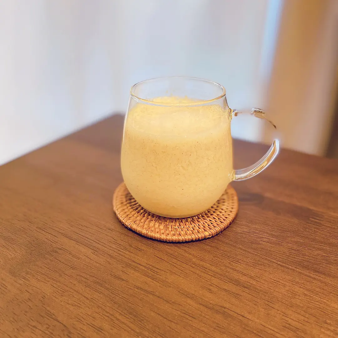 キウイフルーツとアーモンドミルクのスムージー