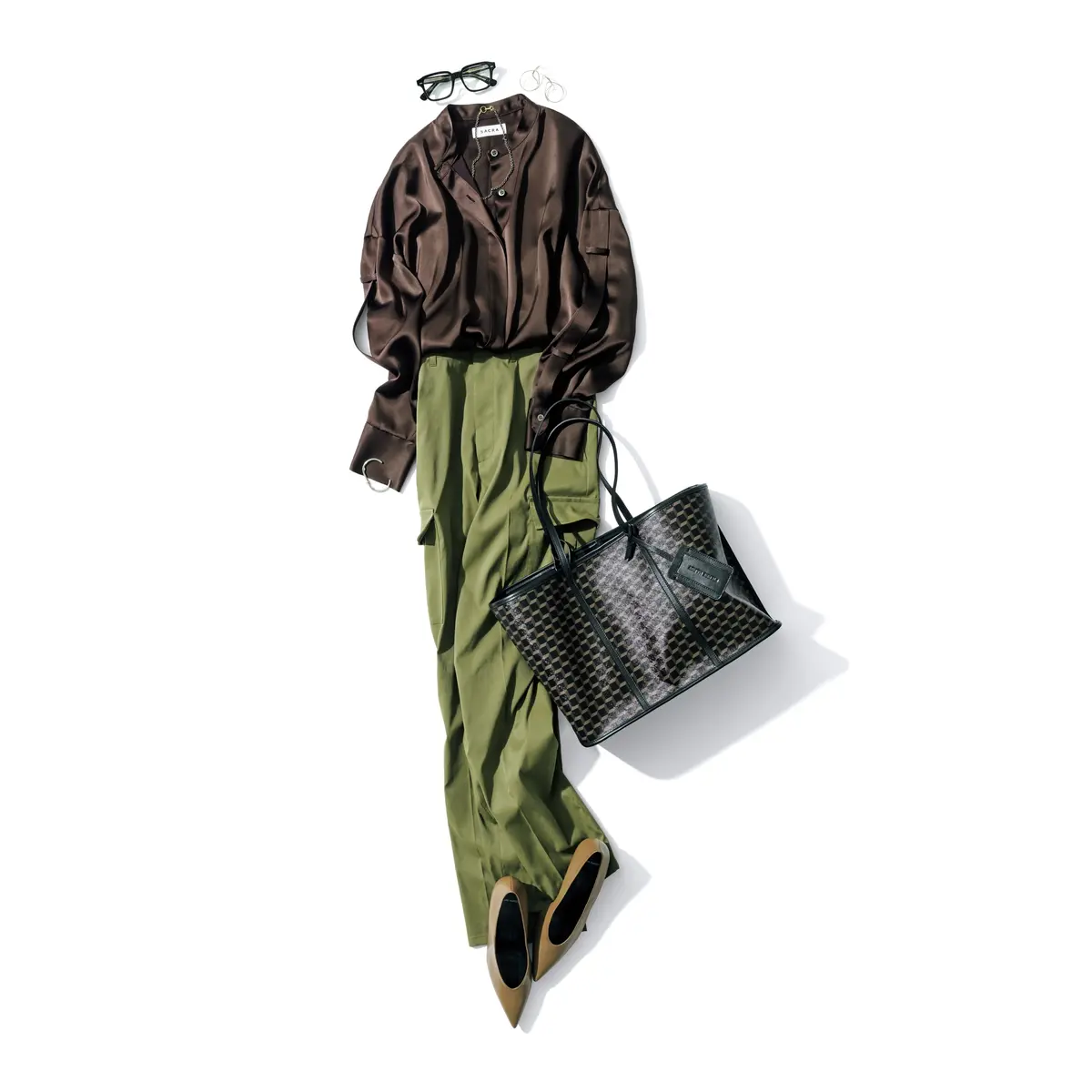 ブラウン光沢シャツにカーキワークパンツを合わせたコーデ