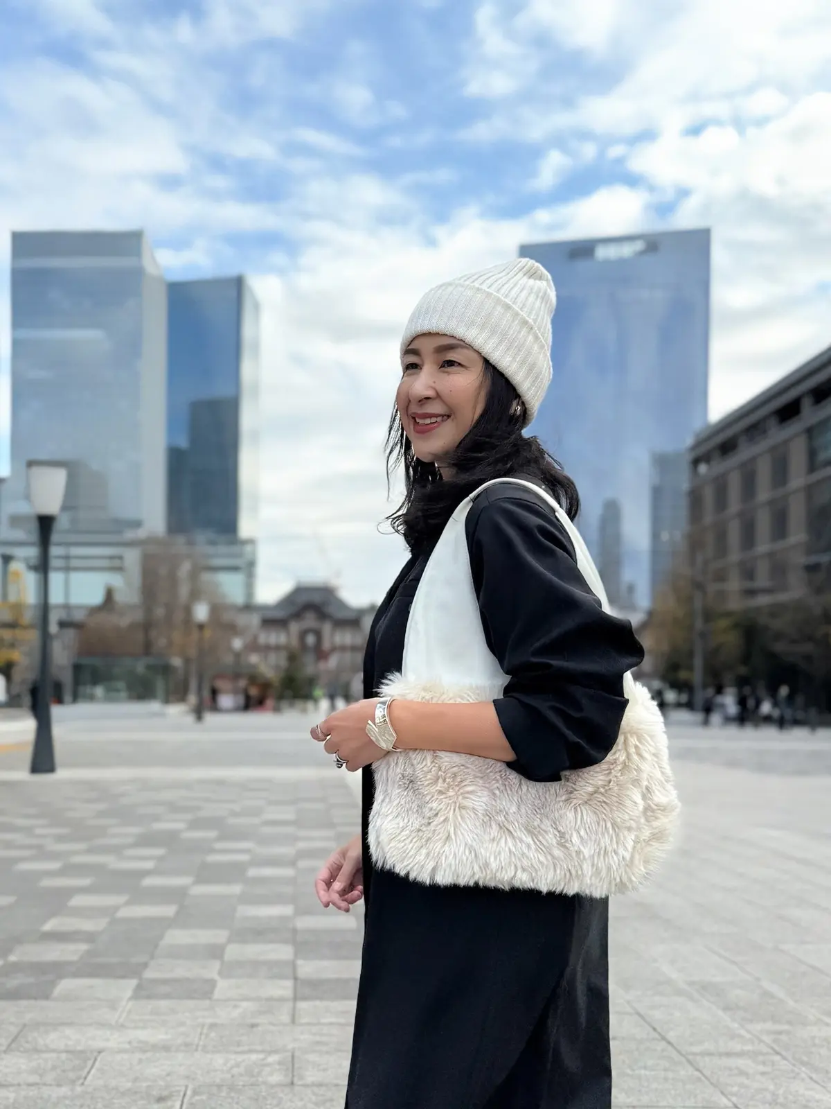 イーバイエクラ　黒ワンピース　着回し　50代ワンピースコーデ　アラフィフワンピースコーデ　白ニット帽子　ファーバッグ　