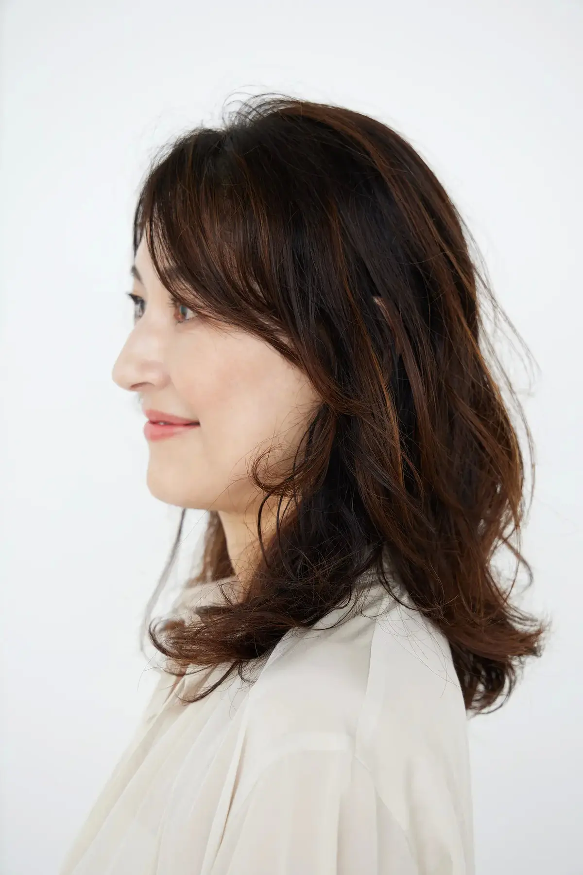 うねりがあっても縮毛矯正やパーマなしでセミロングが楽しめる！“筋感”ハイライトテク【50代髪型・ヘアスタイル】