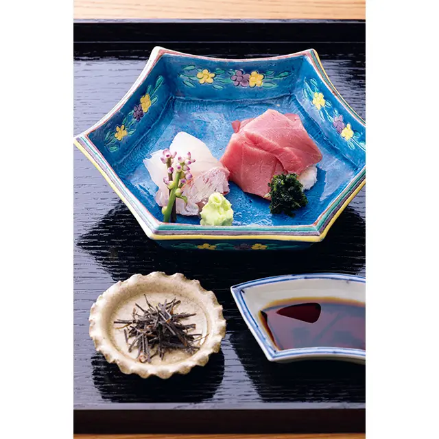 造りは淡路島の鯛と青森の本マグ ロ。鯛を塩昆布でいただくのは『千ひろ』流