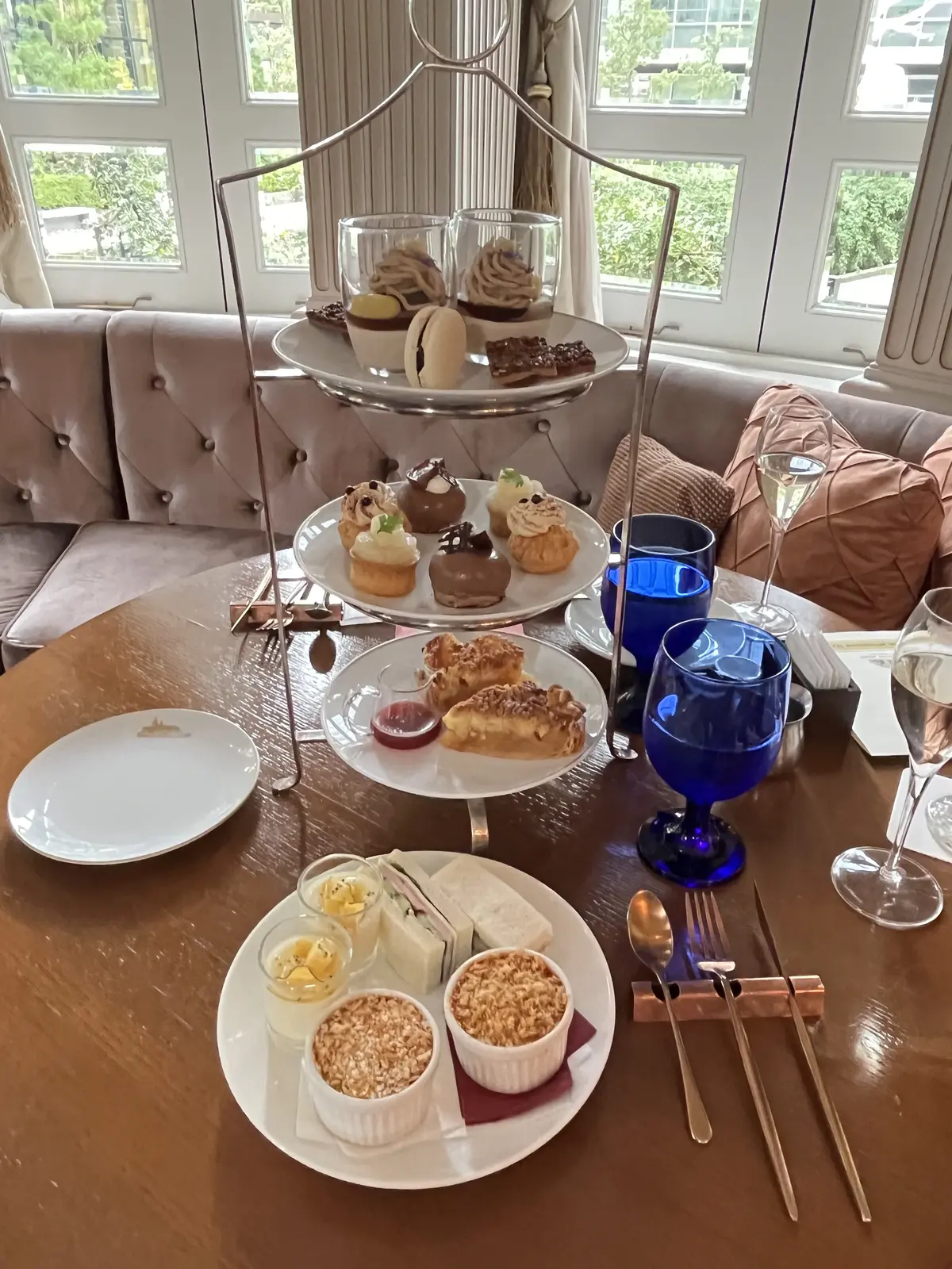 バラとアフタヌーンティーを楽しみにお気にの画像_18