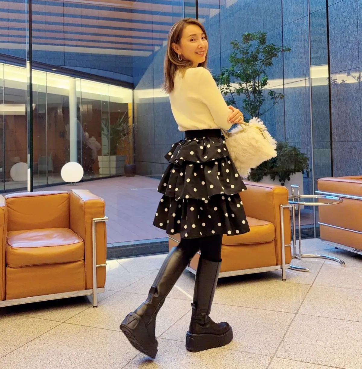 華組　倉爪佐和さん　黒　スカート　コーデ　