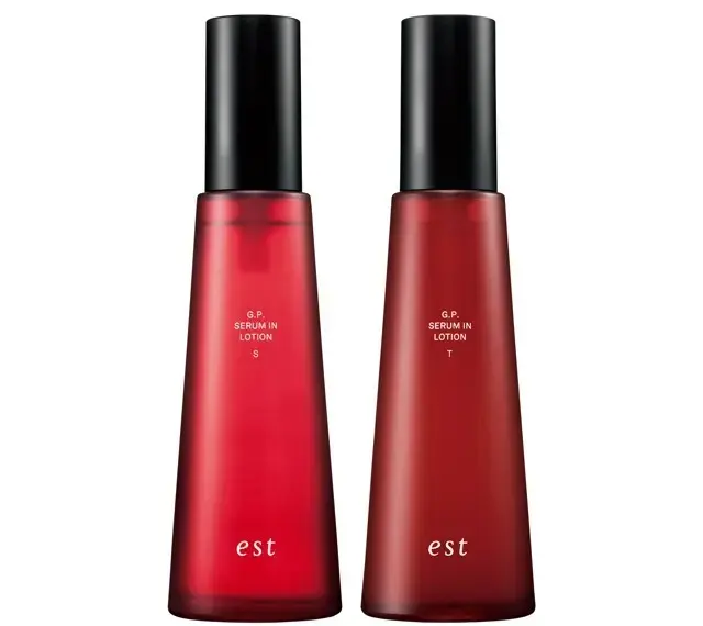 「エストの店頭にある肌診断器やアプリで定期的にチェック。そのときの肌状態に合わせて、酸化ケアのSか、糖化対応のTを使っています」。 エストG.P. セラムイン ローション （右）T・（左）S（医薬部外品）各140㎖ ￥13,200／エスト