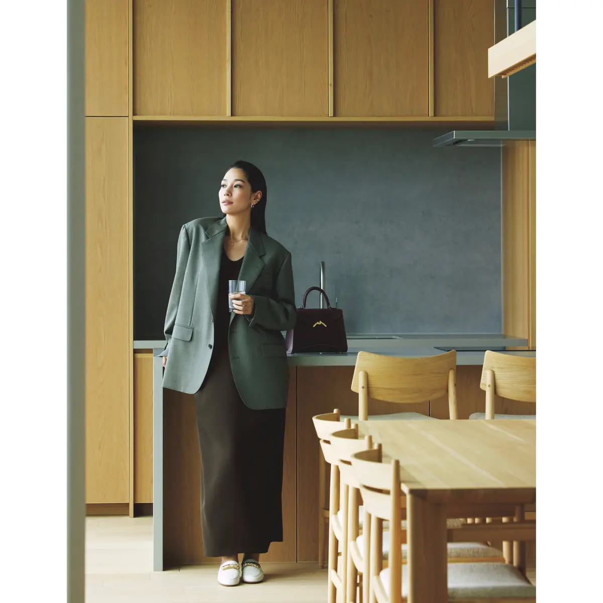 グレージャケットにブラウントップスとスカートを合わせたコーデ　モデル・大塚まゆか