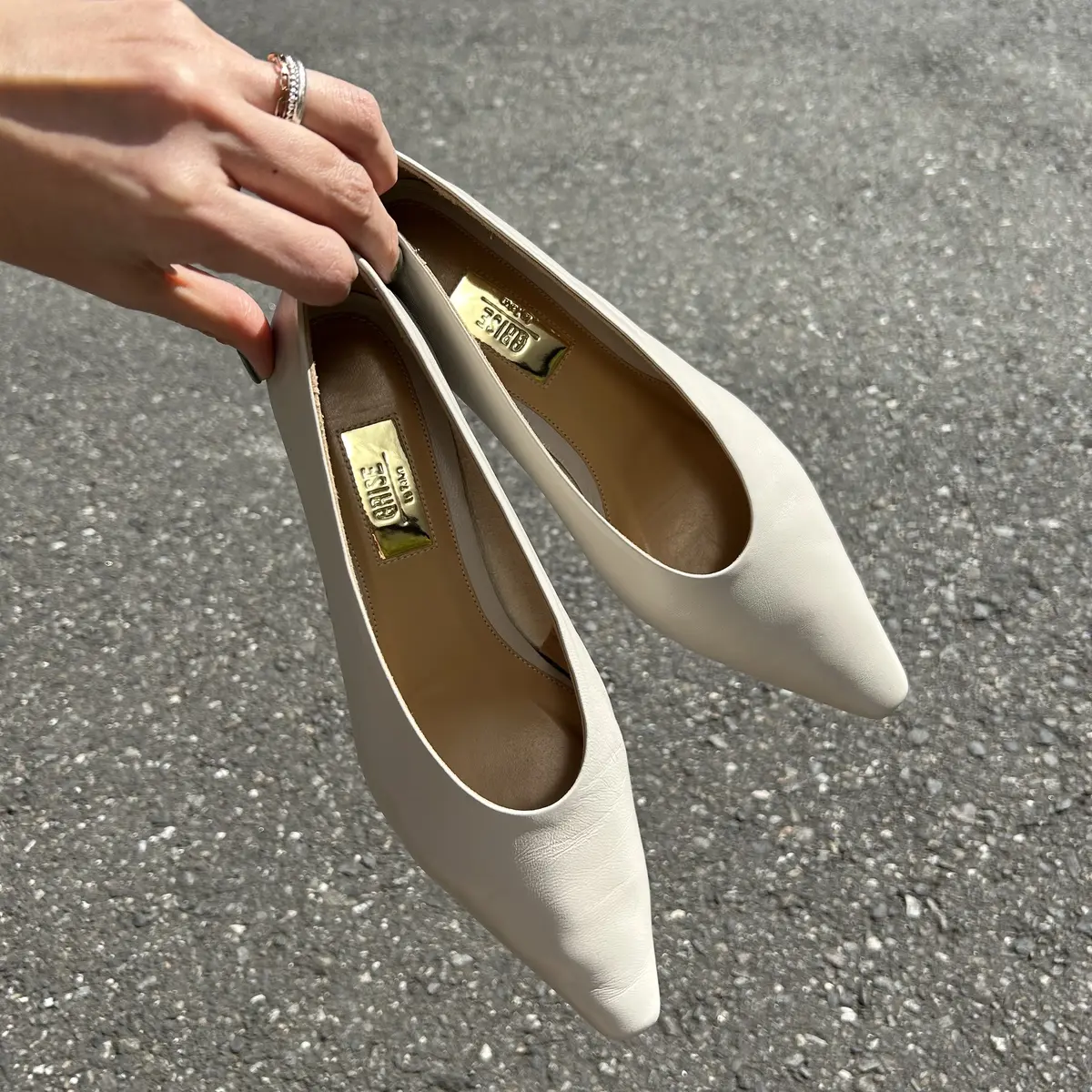 グレージュパンプス