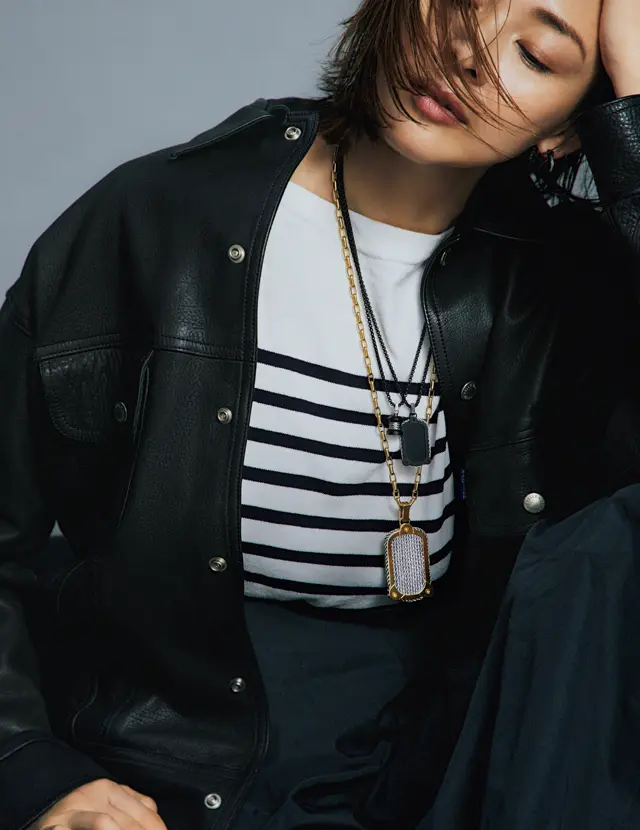 ハードなレザージャケットとスポーティなボーダーがつくる胸もとは、ユニセックスな雰囲気で統一して潔く