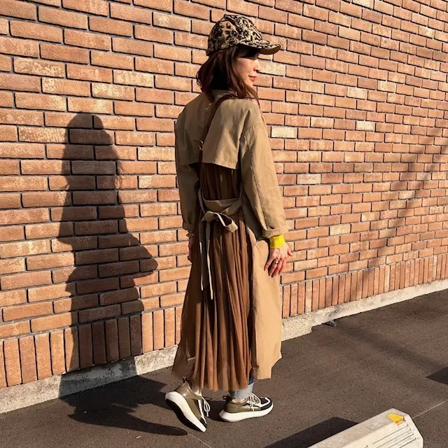 イエロー効かせのデニム＆スニーカーコーデの画像_4