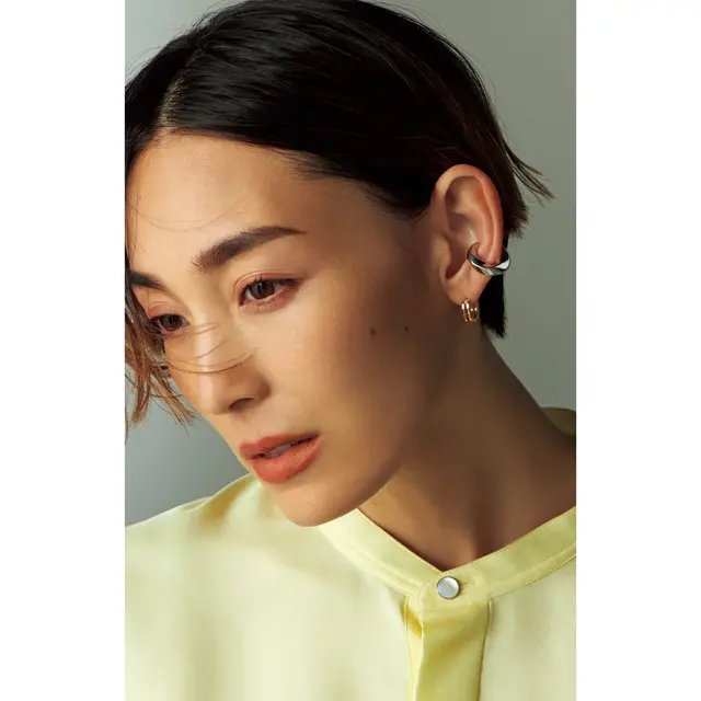 太めシルバーフープのイヤカフをしたLIZA