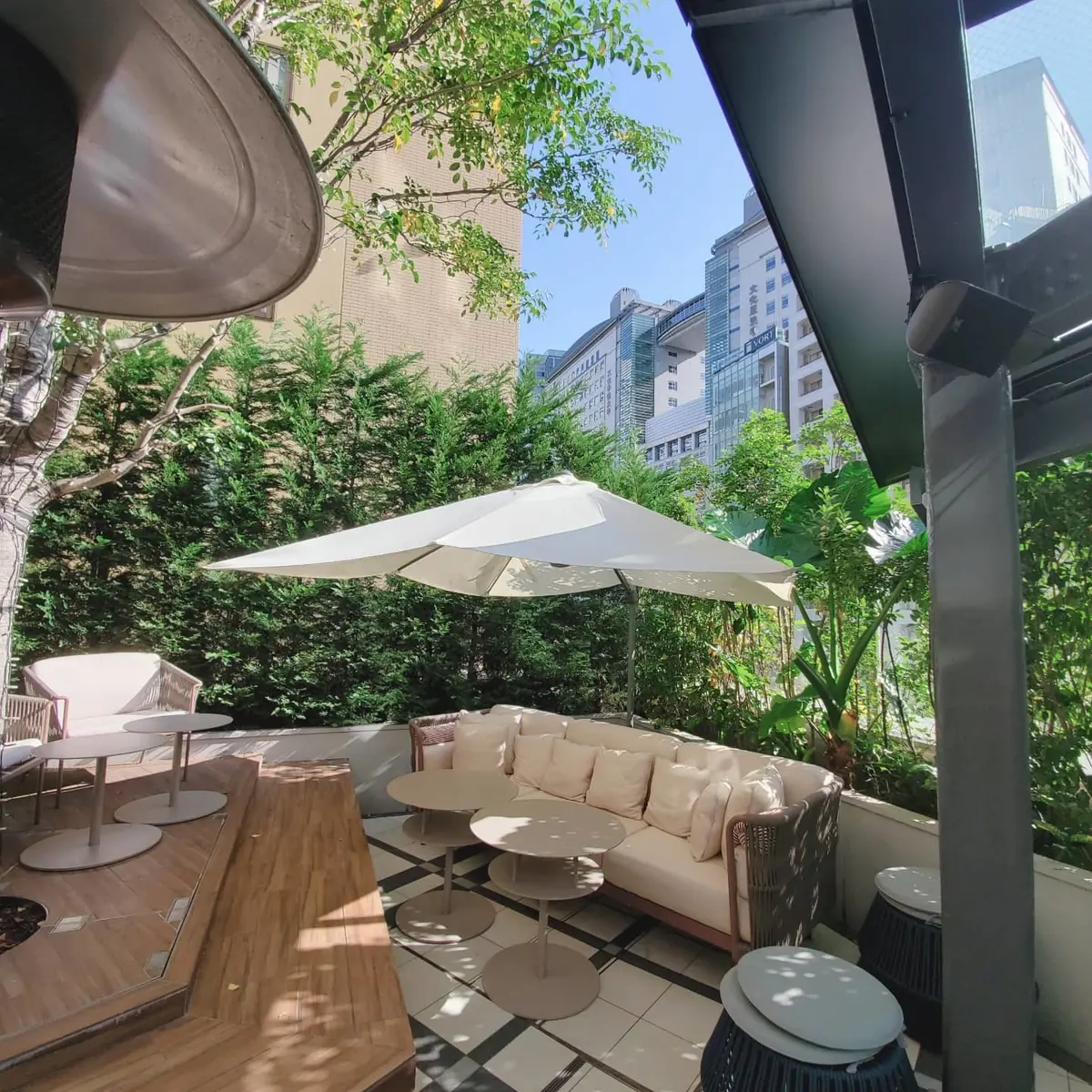 翌日、テラスで朝食