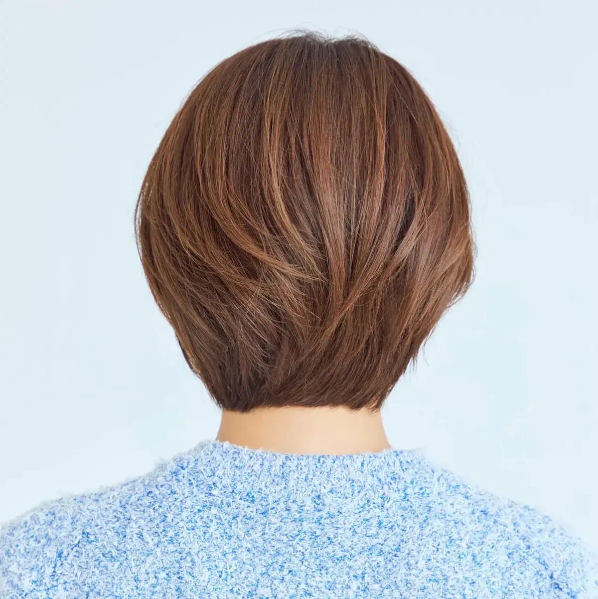 派手にならないハイライトで上品なショートヘア